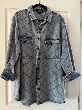 DAVI & DANI Light Wash Quilted Denim Shacket - Blue